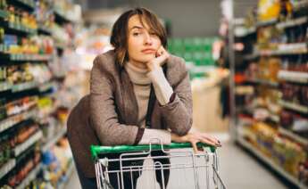 Un estudio de Facua revela que una cadena de supermercados sube precios en algunas ciudades. Foto: Freepik.