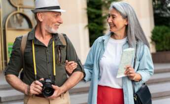 Quienes cobran una pensión de jubilación pueden acceder a los viajes del Imserso. Foto: Freepik.