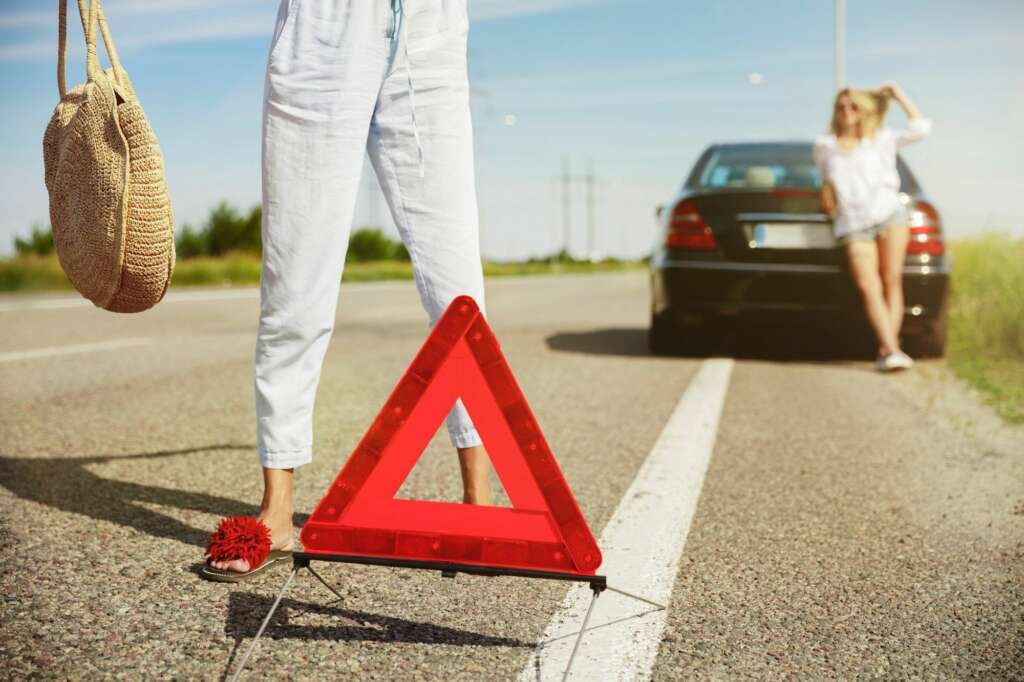 Desde el 1 de julio, ya no será obligatorio llevar triángulos de emergencia en el coche. Foto: Freepik.