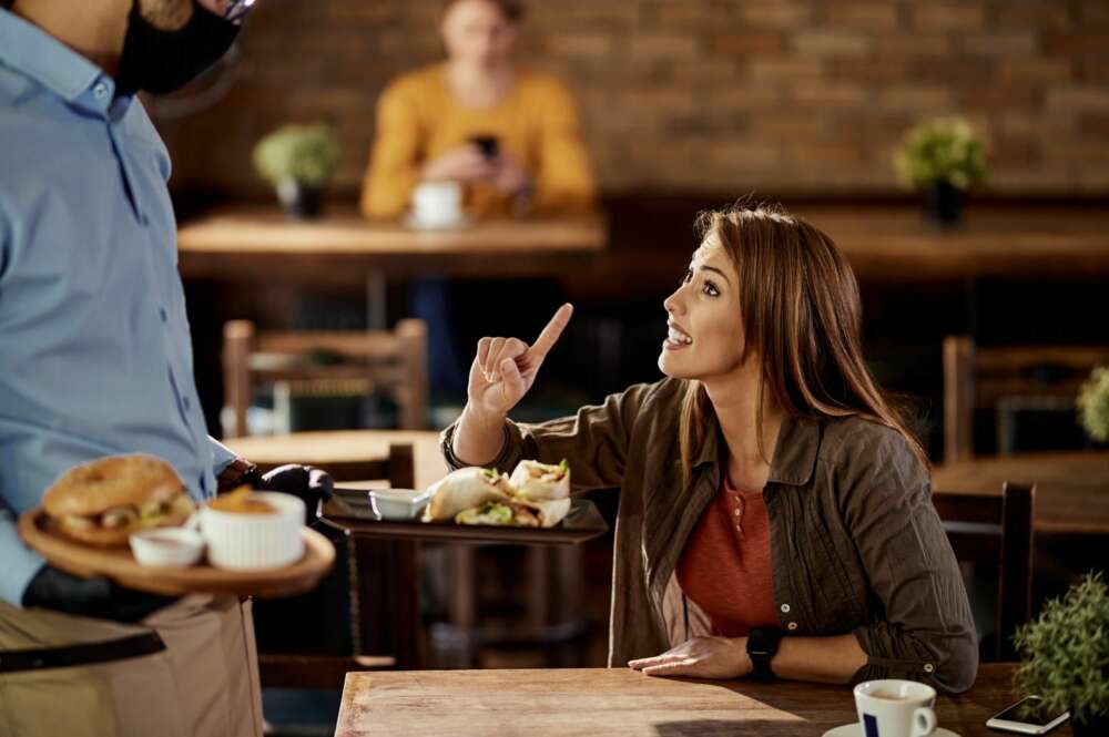 Algunos restaurantes tratan de cobrar por algunos servicios, a pesar de que lo impide expresamente la legislación. Foto: Freepik.