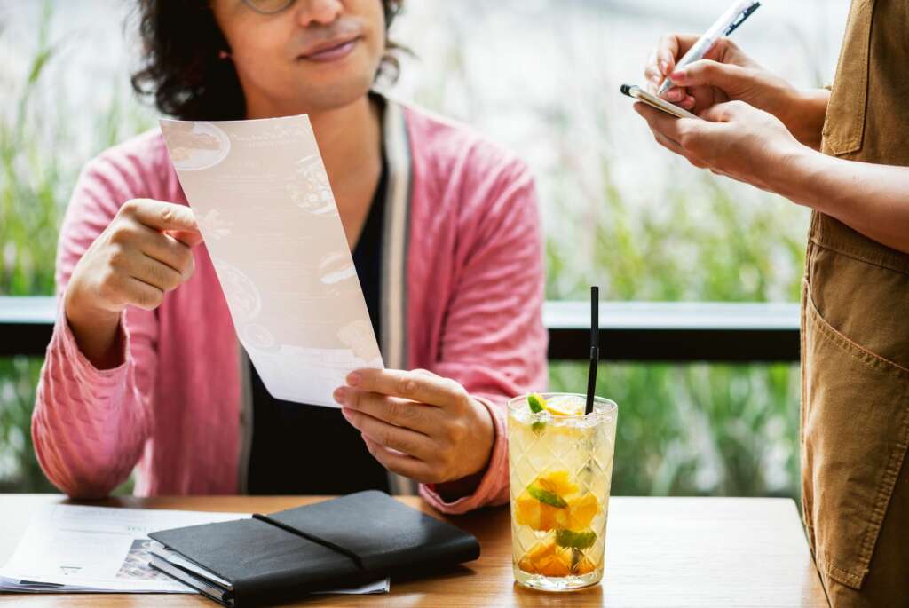 Un usuario de Tik Tok concreta los servicios que un restaurante no puede cobrar. Foto: Freepik.