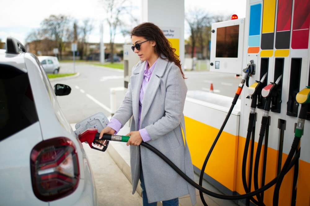 Elegir bien la gasolinera en la que se reposta es crucial para ahorrar. Foto: Freepik.