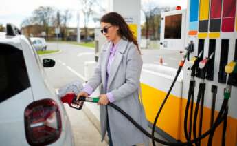 Elegir bien la gasolinera en la que se reposta es crucial para ahorrar. Foto: Freepik.