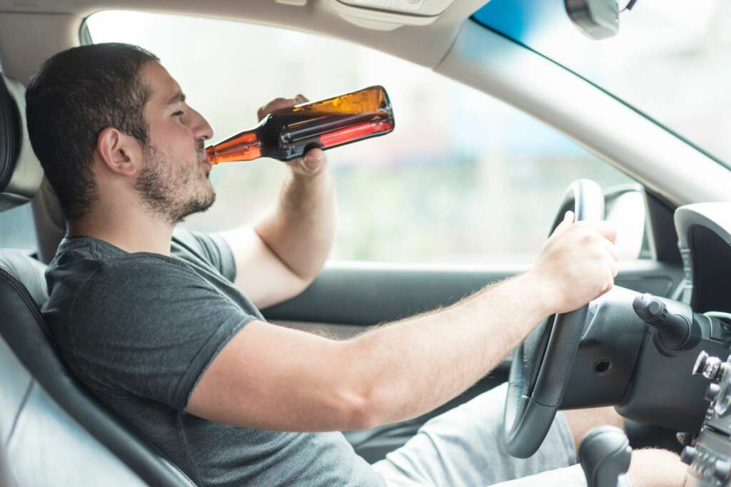 La conducción bajo los efectos del alcohol puede comportar penas de prisión. Foto: Freepik.