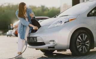 La autonomía varía según la potencia máxima de carga. la potencia máxima del cargador y el consumo de electricidad del vehículo. Foto: Freepik.