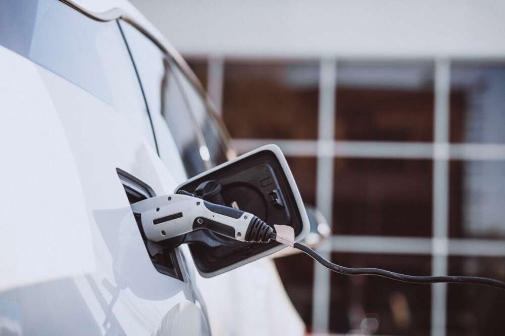 Los coches eléctricos suelen tener menos autonomía que los que funcionan con combustible. Foto: Freepik.