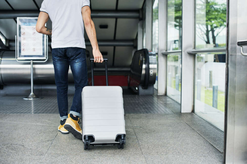 Las medias y peso máximo dependen de la política de cada aerolínea. Foto: Freepik.