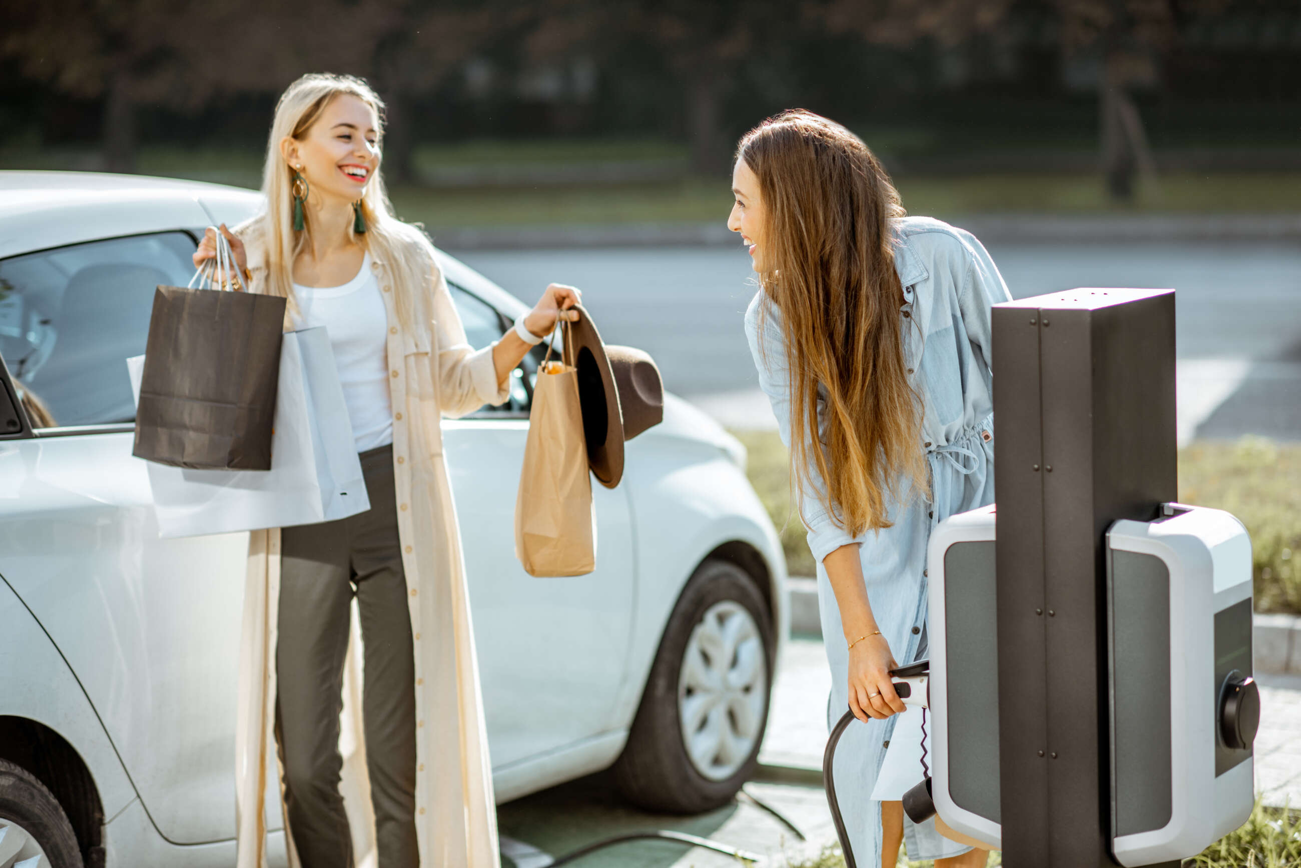 Viaja en coche eléctrico este verano: consejos para un trayecto eficiente y sin contratiempos. Foto: Envato