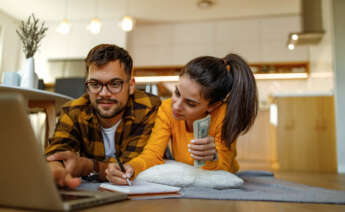 CaixaBank advierte sobre el futuro del precio de la vivienda en España. Foto: Envato