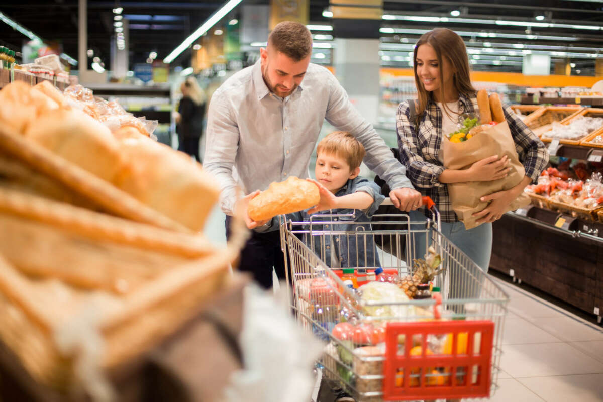 Las familias numerosas en España encuentran alivio en estos supermercados con descuentos especiales. Foto: Envato