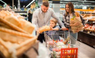 Las familias numerosas en España encuentran alivio en estos supermercados con descuentos especiales. Foto: Envato