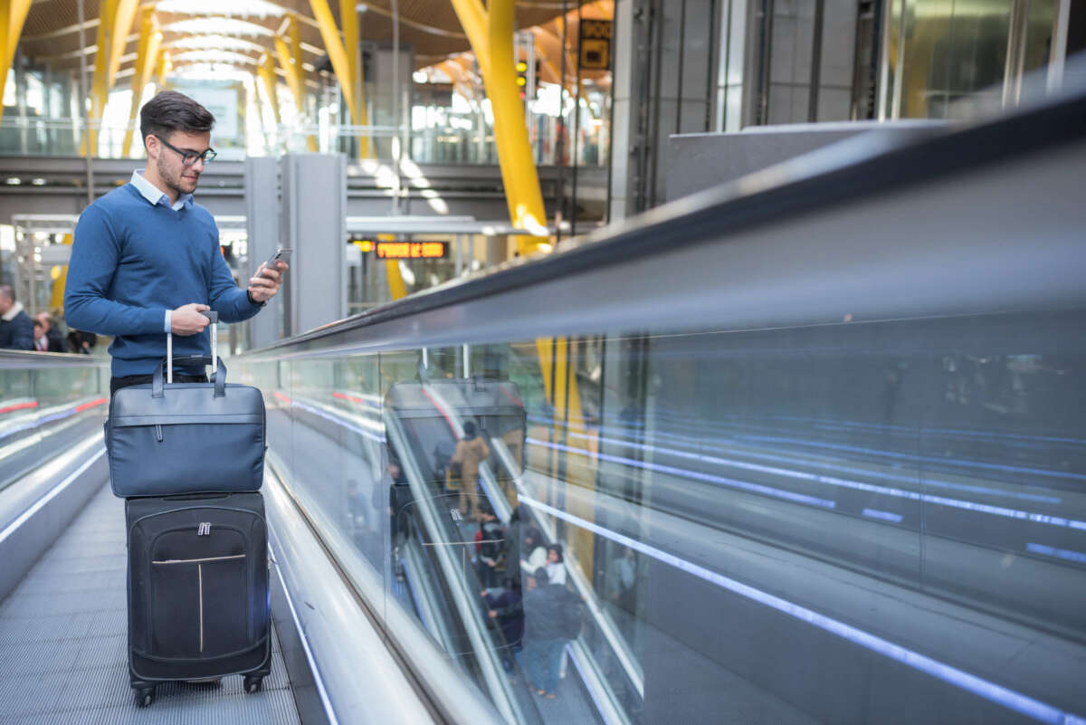 KLM, Qatar Airways o Tap Air Portugal permiten llevar maleta de cabina y una bolsa pequeña. Foto: Freepik.