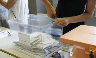 MADRID, 23/07/2023.- Un miembro de una mesa electoral desprecinta una urna para proceder al recuento en el Instituto Ortega y Gasset, en Madrid, durante la jornada de elecciones generales celebradas hoy domingo en España. EFE/J.P. Gandul