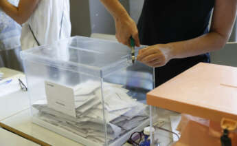 MADRID, 23/07/2023.- Un miembro de una mesa electoral desprecinta una urna para proceder al recuento en el Instituto Ortega y Gasset, en Madrid, durante la jornada de elecciones generales celebradas hoy domingo en España. EFE/J.P. Gandul