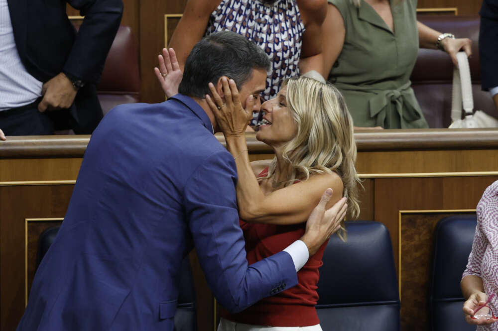 MADRID, 17/08/2023.- El presidente del Gobierno en funciones y diputado socialista Pedro Sánchez (i) junto a la ministra de Trabajo en funciones y diputada de Sumar Yolanda Díaz (d) durante la durante la sesión constitutiva del Congreso de las Cortes Generales de la XV Legislatura, este jueves en Madrid. EFE/ Chema Moya