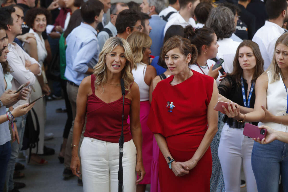 La vicepresidenta segunda en funciones y diputada de Sumar Yolanda Díaz, junto a la portavoz parlamentaria, Marta Lois. EFE/ Chema Moya