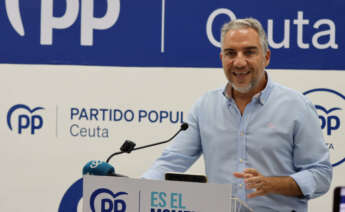 CEUTA (ESPAÑA), 12/08/2023.-El coordinador general del Partido Popular, Elías Bendodo, este sábado durante su visita a la ciudad autónoma de Ceuta tras la reunión del Comité de Dirección regional. A su derecha le acompaña el presidente del municipio el presidente del municipio, de su misma formación, Juan Jesús Vivas. EFE/ Reduan