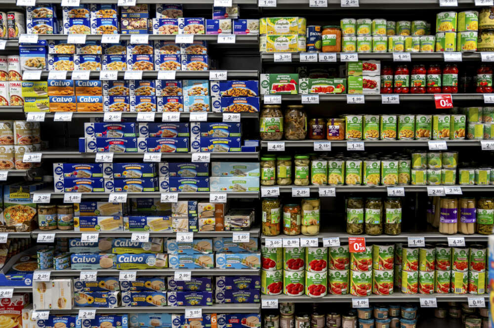 Latas de conserva en un supermercado. EFE/ Ismael Herrero