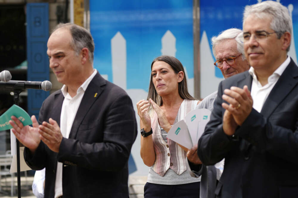 La cabeza de lista al Congreso por JxCat, Míriam Nogueras, junto al exconseller Francesc Homs, el exalcalde Xavier Trias y el secretario general de Junts, Jordi Turull. EFE/Enric Fontcuberta