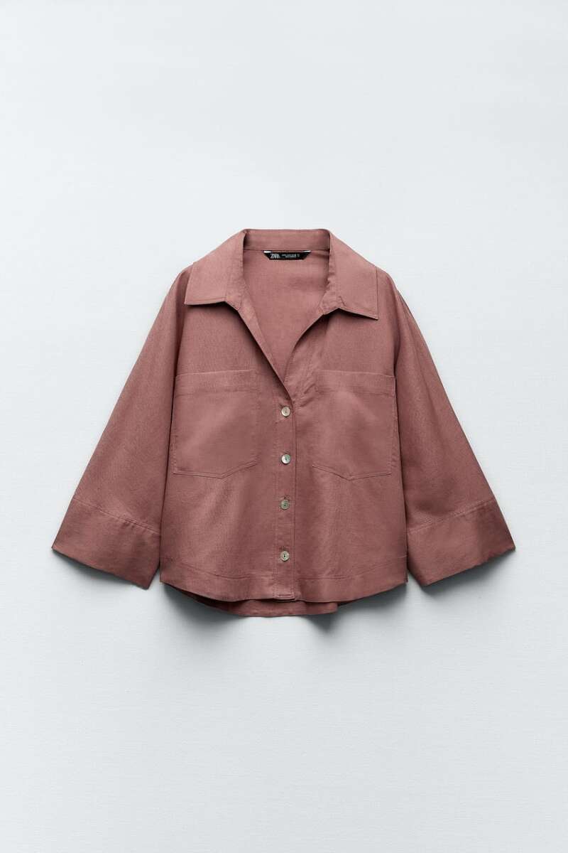La camisa de lino de Zara con cuello de solapa y manga larga en color marsala