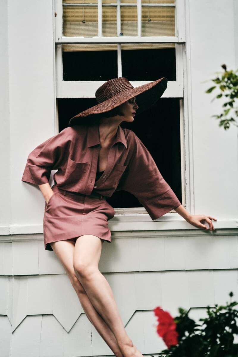 El conjunto de lino con camisa y falda pantalón de Zara en color marsala