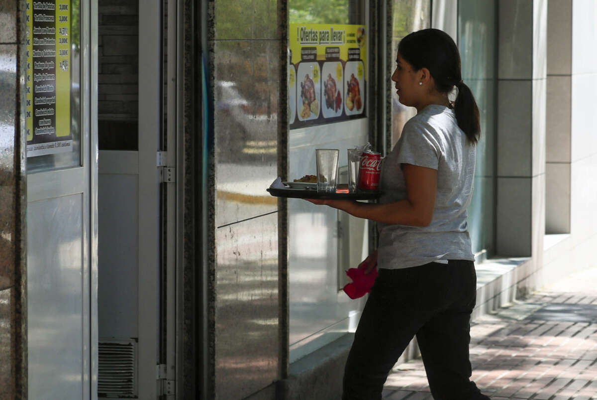 Una camarera retira un servicio en una cafetería de Madrid. EFE/ Fernando Alvarado