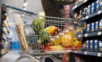Un carrito de supermercado con varios productos | Foto de Servimedia