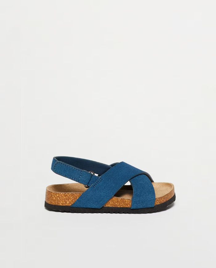 Las sandalias de suela ancha y tiras en color azul de Sfera