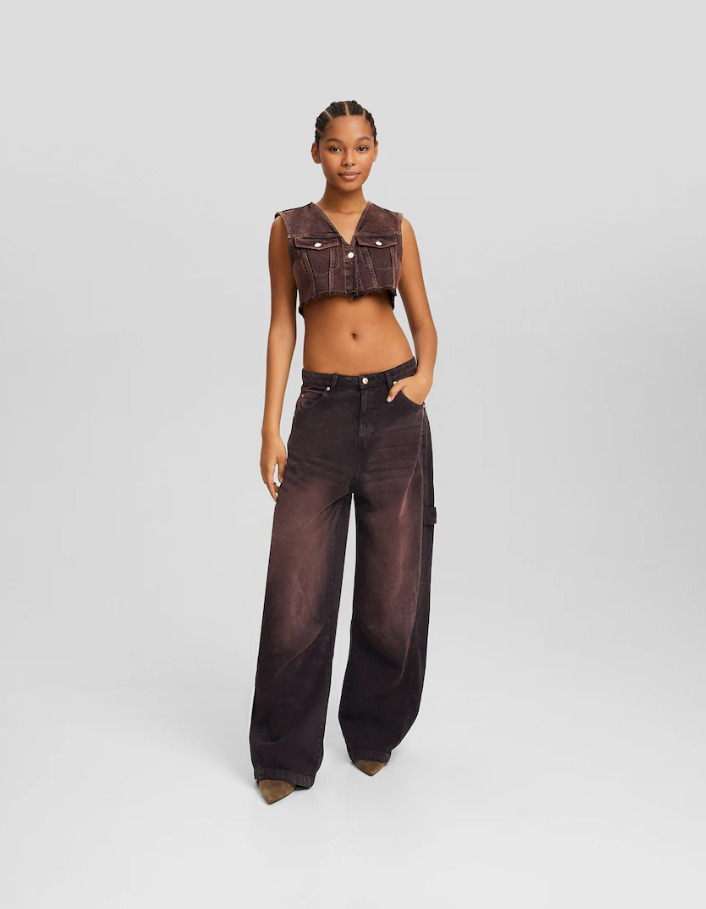 Los pantalones estilo skater con detalle carpenter de Bershka