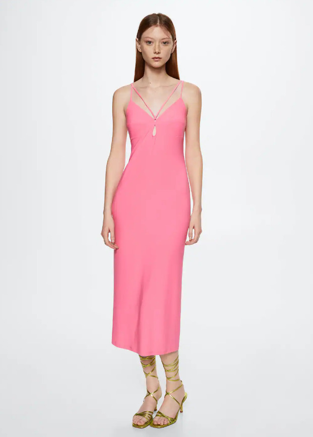 El vestido midi de tirantes con abertura en color rosa de Mango