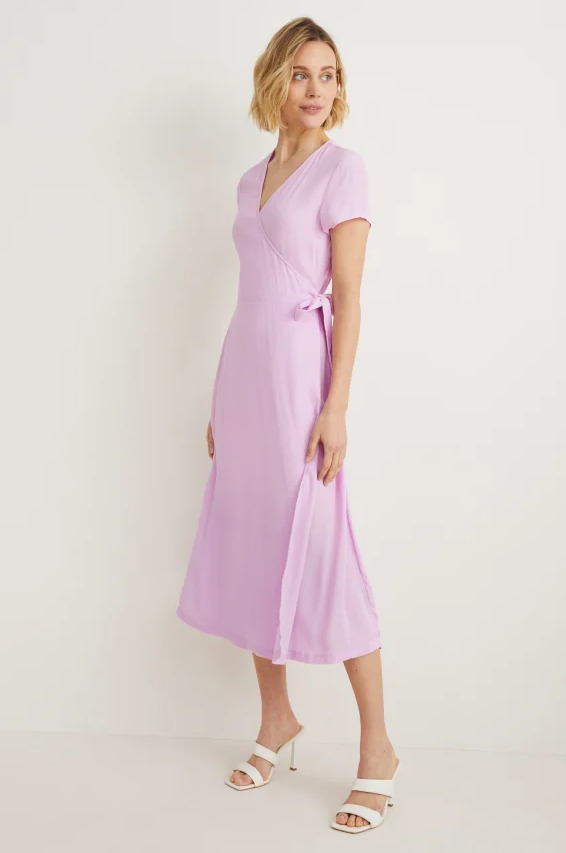 El vestido cruzado en color violeta claro de C&A