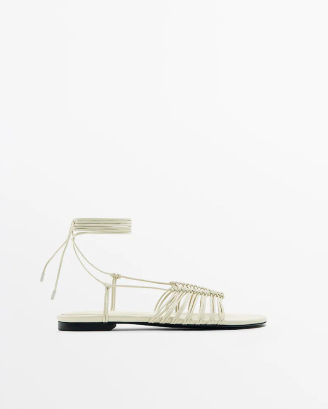 Las sandalias planas multicuerdas en color crudo de Massimo Dutti