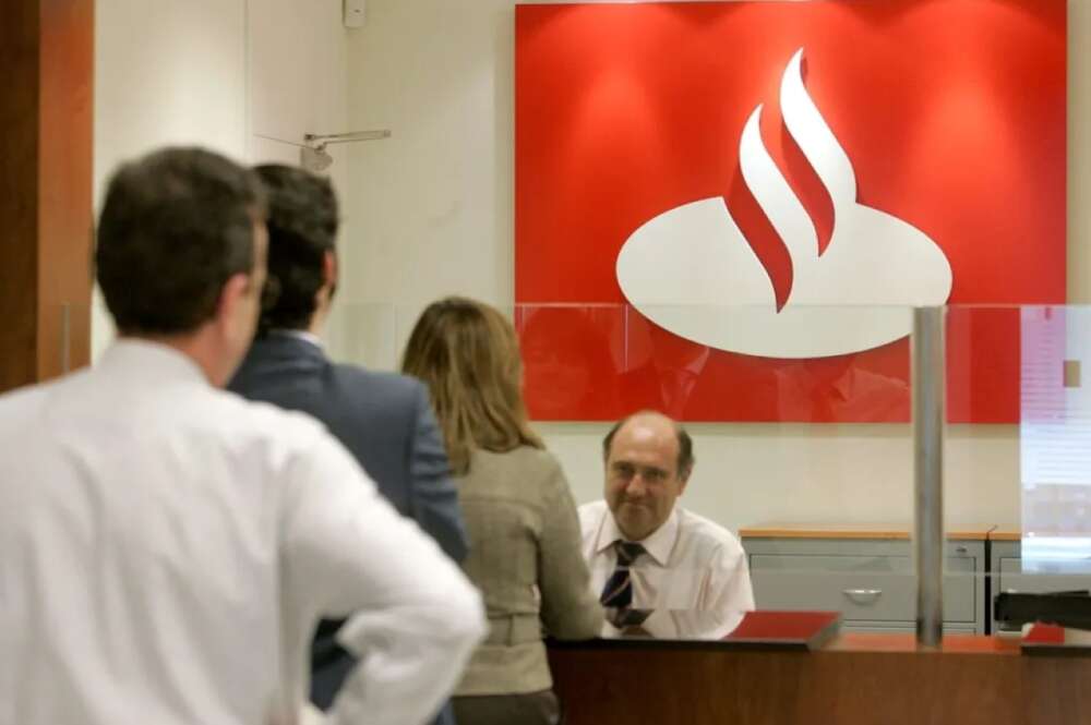 Cola de clientes en una oficina de Banco Santander. EFE Créditos