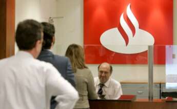 Cola de clientes en una oficina de Banco Santander. EFE Créditos