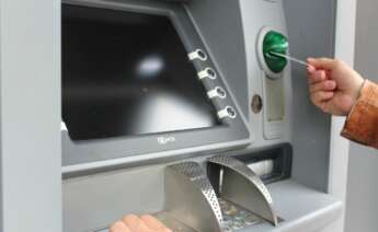 A través del cajero automático se puede retirar efectivo, consultar los movimientos o el saldo disponible. Foto: Canva.