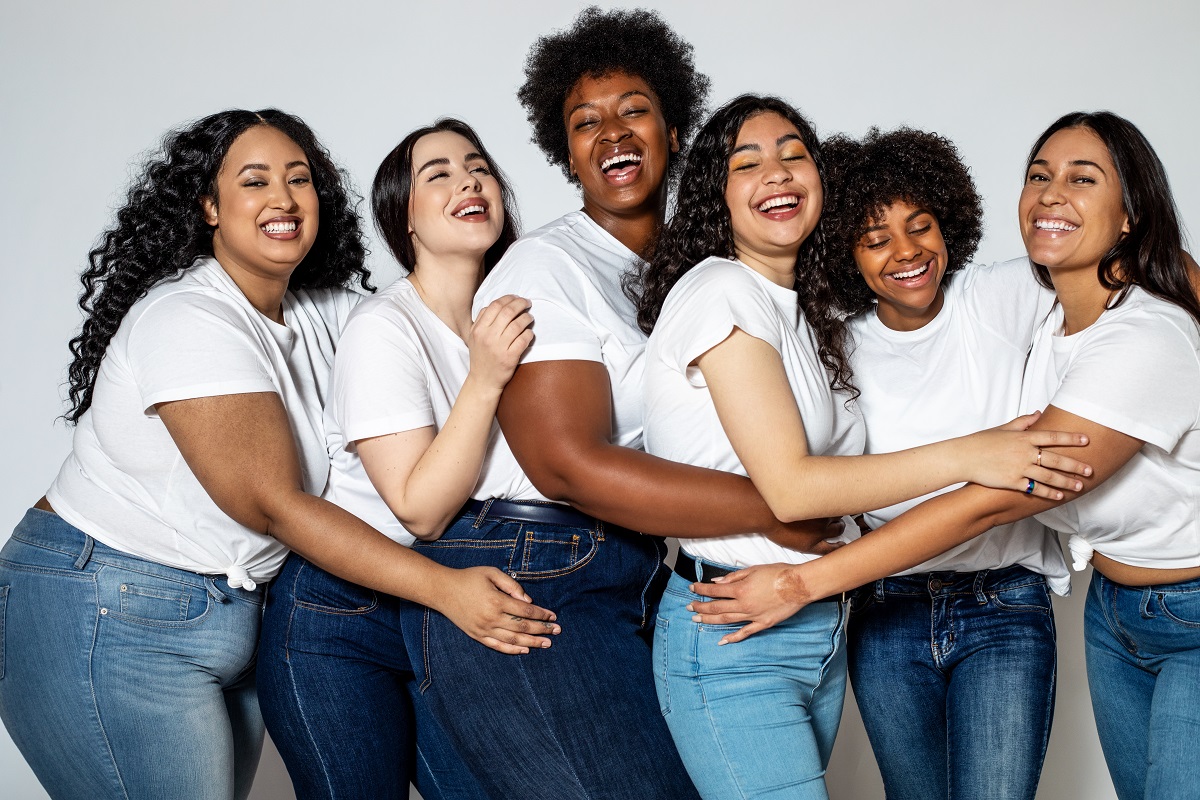 Varias chicas vestidas con una camiseta blanca y vaqueros