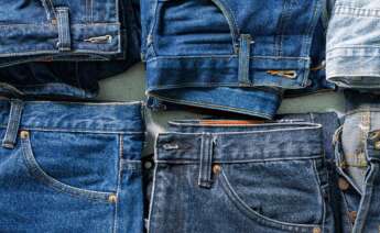 Varios jeans denim en diferentes colores