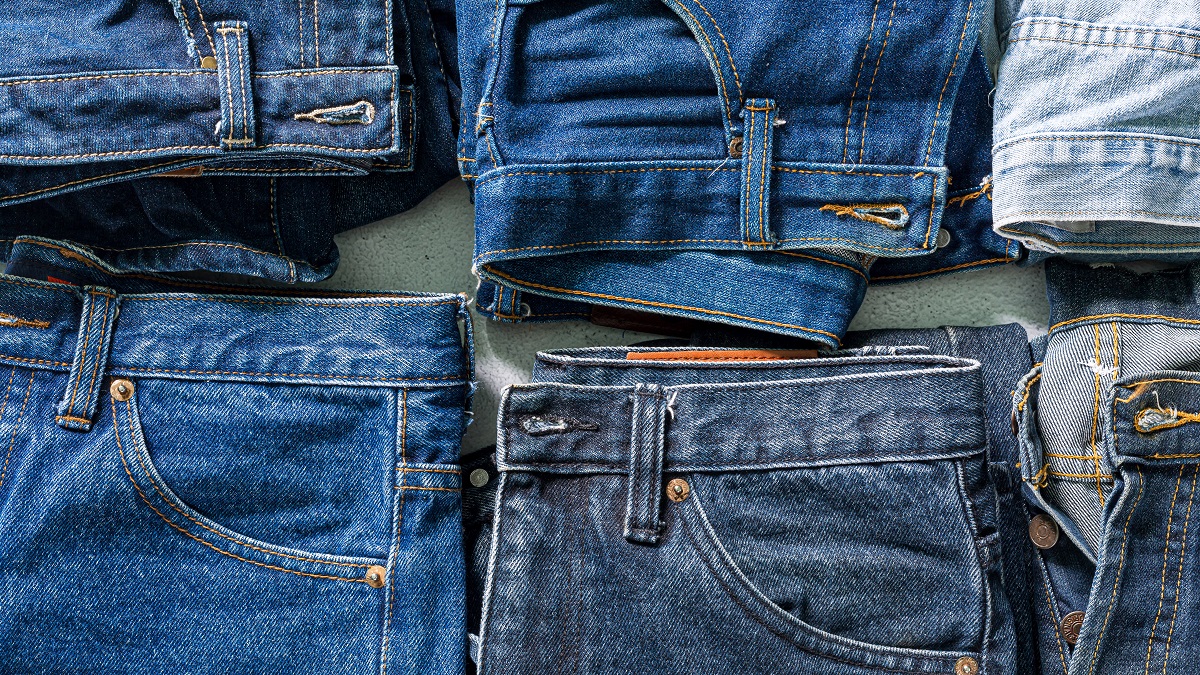 Varios jeans denim en diferentes colores