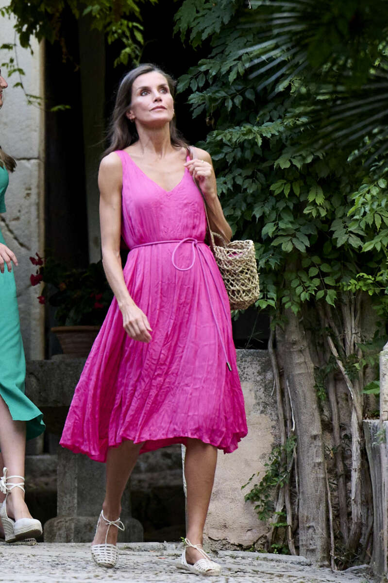 La reina Letizia con un vestido fucsia de Adolfo Dominguez