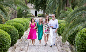 La reina Letizia paseando junto a Felipe VI y sus hijas