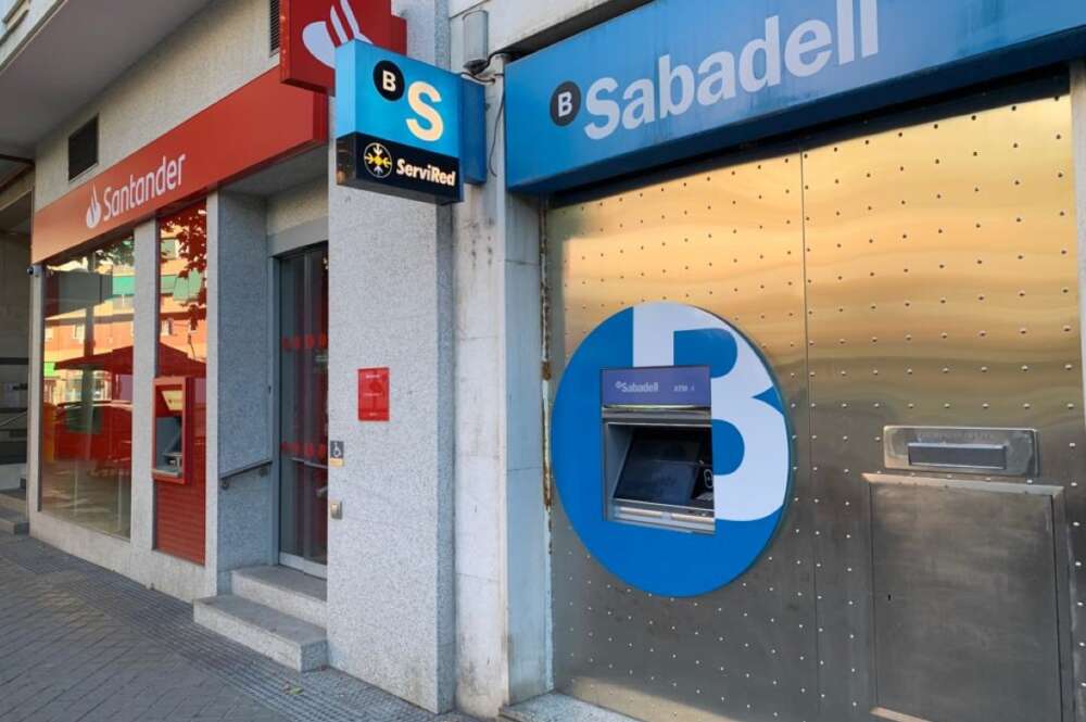 Oficinas de Banco Santander y de Banco Sabadell - Caixabank cierre de oficinas