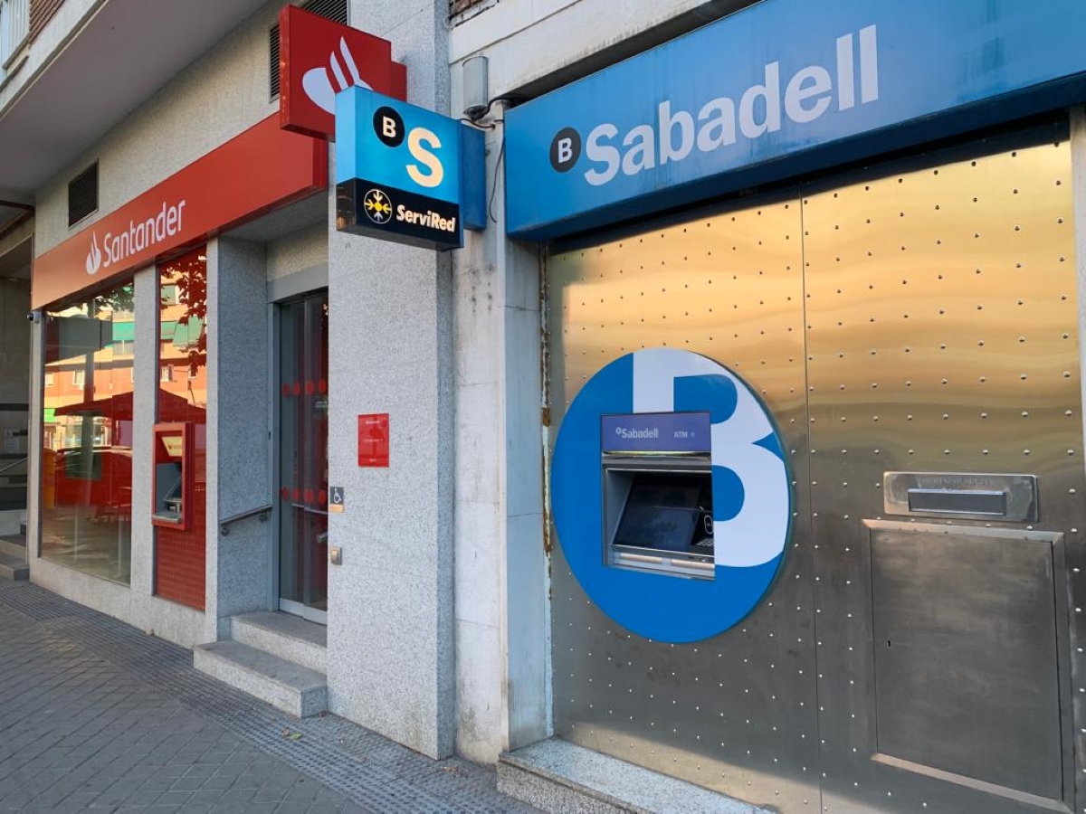Oficinas de Banco Santander y de Banco Sabadell - Caixabank cierre de oficinas