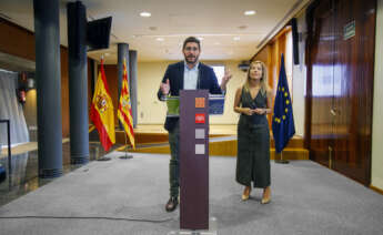 Los portavoces del PP y de Vox en el parlamento aragonés, Ana Alós y Alejandro Nolasco. EFE/ Javier Belver