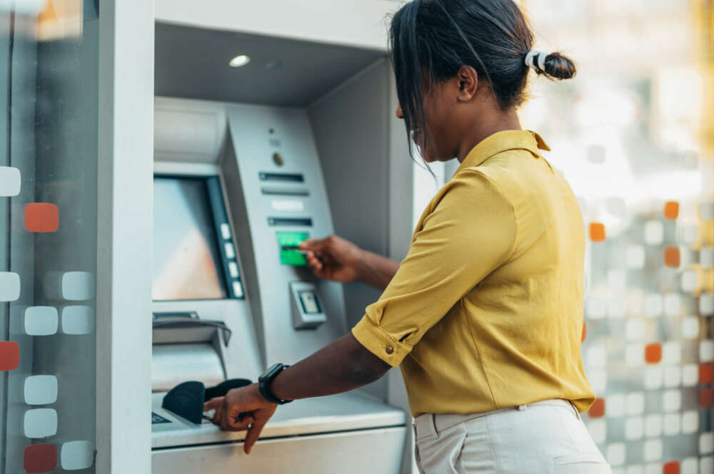 Prepara tu móvil para sacar dinero en el banco: Cómo configurar el NFC y decir adiós a las tarjetas de crédito. Foto: Envato