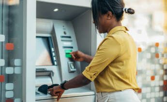 Prepara tu móvil para sacar dinero en el banco: Cómo configurar el NFC y decir adiós a las tarjetas de crédito. Foto: Envato