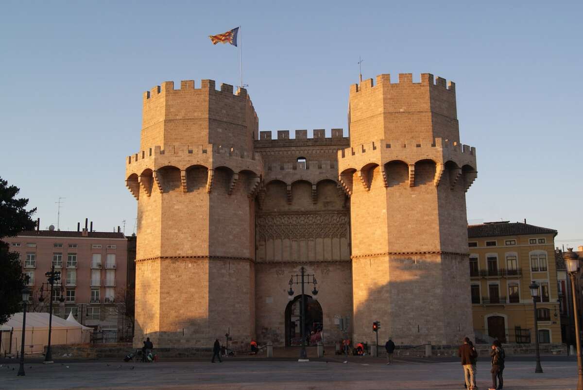 Uno de los principales monumentos de Valencia es la Torre de los Serranos. Foto: Pixabay.
