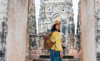 Turista en la antigua arquitectura tailandesa del templo pagoda. Foto: Envato