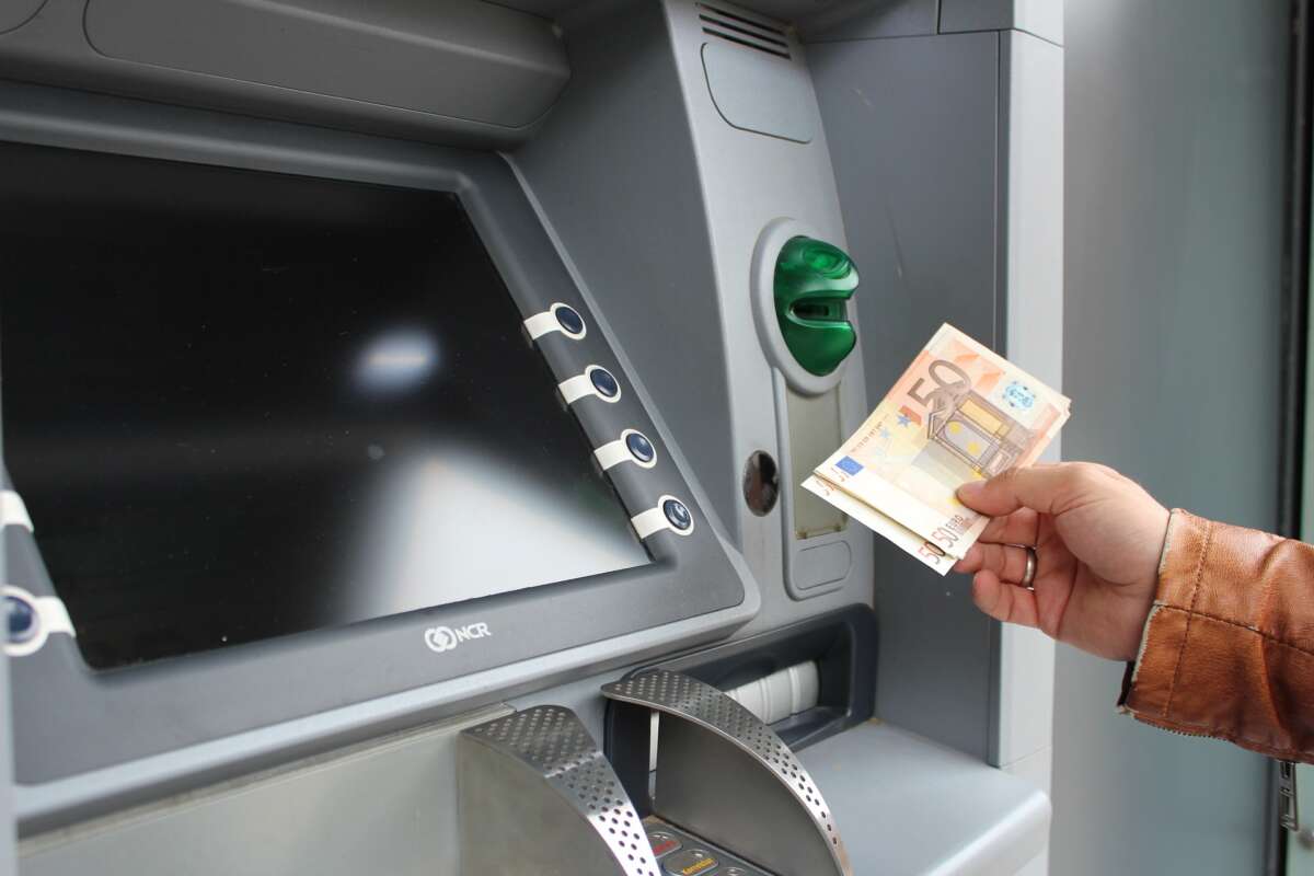 Quienes contraten la cuenta pueden sacar efectivo de la red de cajeros automáticos de la entidad financiera sin coste. Foto: Pixabay.