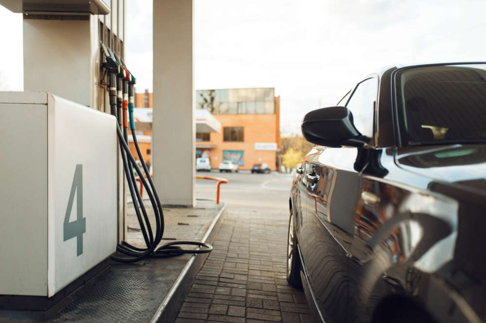 Un coche aparcado en una gasolinera. Foto: Envato