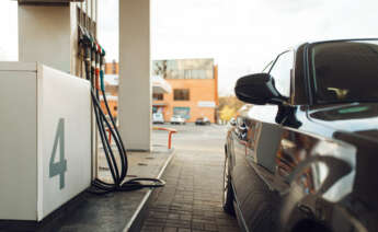 Un coche aparcado en una gasolinera. Foto: Envato